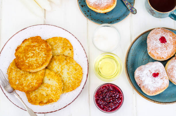 konzept und hintergrund jüdischen feiertag chanukka. traditionelle lebensmittel donuts und kartoffeln pfannkuchen latkes. flache lage oder ansicht von oben. - kislev stock-fotos und bilder