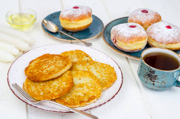 concetto e sfondo festa ebraica hanukkah. ciambelle alimentari tradizionali e frittelle di patate latkes. lay piatto o vista dall'alto. - latke foto e immagini stock