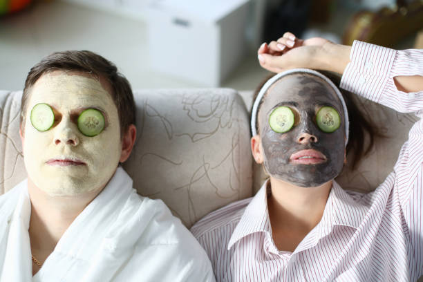 se sentant paresseux reposant sur le divan - cucumber facial mask human face women photos et images de collection