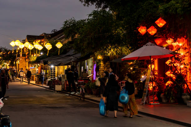 las calles iluminadas con linterna de hoi an en vietnam - formal garden ornamental garden lighting equipment night fotografías e imágenes de stock