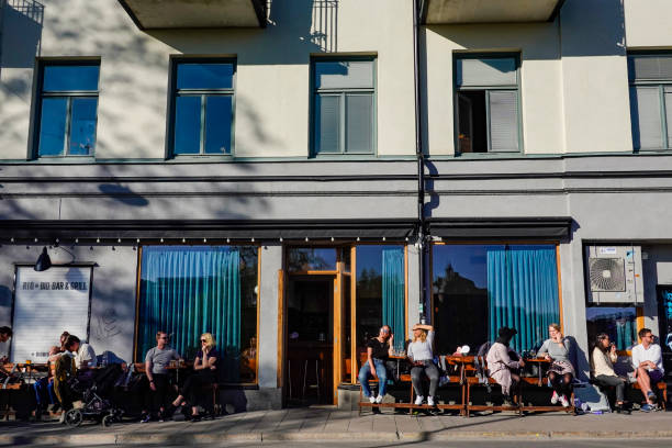 sztokholm, szwecja - sidewalk cafe cafe stockholm sweden zdjęcia i obrazy z banku zdjęć