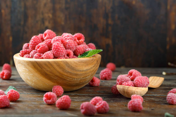 framboises fraîches sur la table. - food wood vibrant color close up photos et images de collection