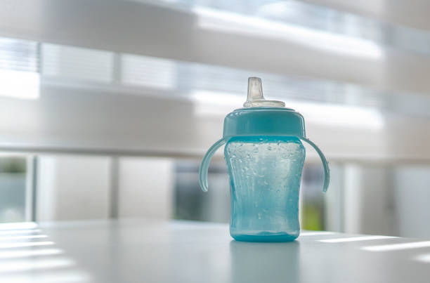 bottiglia di alimentazione vuota per bambini, baby bottle - baby cup foto e immagini stock