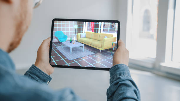 appartamento di decorazione: l'uomo che tiene un tablet digitale con software di interior design ar sceglie mobili 3d per la casa. l'uomo sceglie il divano, il tavolo per il soggiorno. cattura di schermata over shoulder con rendering 3d - copy area foto e immagini stock