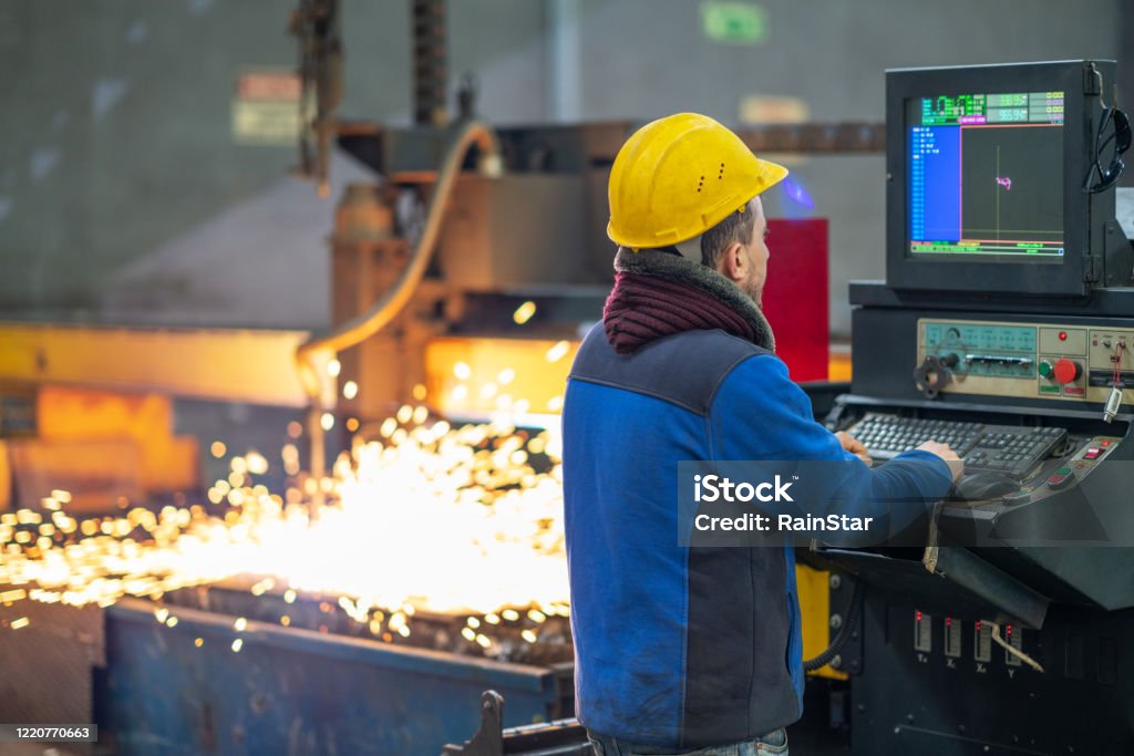 El Operador Cnc Está Trabajando Foto de stock y más banco de imágenes de Fundición de acero - Fundición de acero, Ordenador, Tecnología - iStock El Operador Cnc Está Trabajando Foto de stock y más banco de imágenes de Fundición de acero - Fundición de acero, Ordenador, Tecnología - iStock