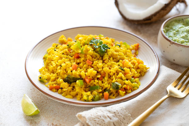 indische küche indische küche. indische küche. poha oder abgeflachter reis traditionelle swestindisches frühstück mit kokos-chutney-sauce curryblätter. nationale authentische vegetarische asiatische küche. - gooseberry fruit berry bowl stock-fotos und bilder