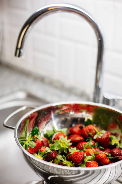 frau, die erdbeeren wäscht - washing fruit preparing food strawberry stock-fotos und bilder