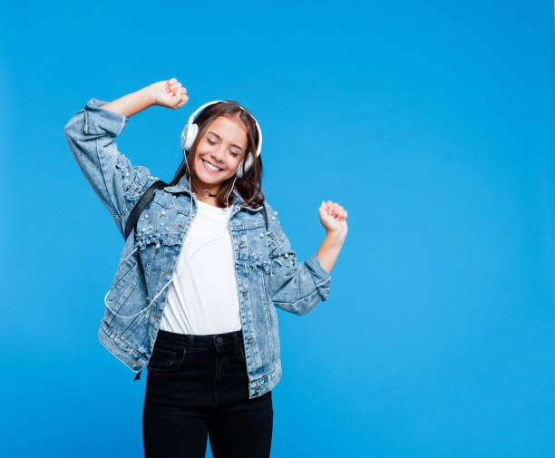 alegre estudiante de secundaria femenina escuchando música - t shirt child white portrait fotografías e imágenes de stock