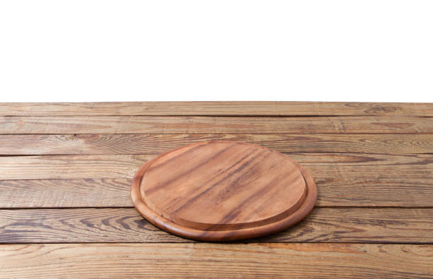 白い背景に隔離された茶色の木製のテーブルの上に丸いピザの食べ物のまな板。ウッドトレイプレートとテーブルトップビュー。空のコピー領域。選択的フォーカス - table counter top wood isolated ストックフォトと画像