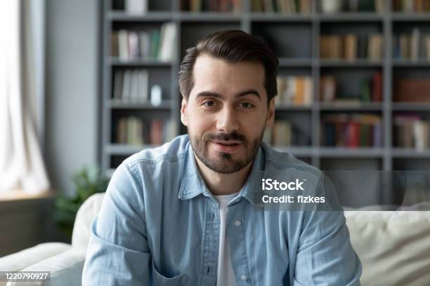 Headshot Porträt Millennial Kerl Sitzen Auf Sofa Macht Video Anruf Stockfoto und mehr Bilder von Männer