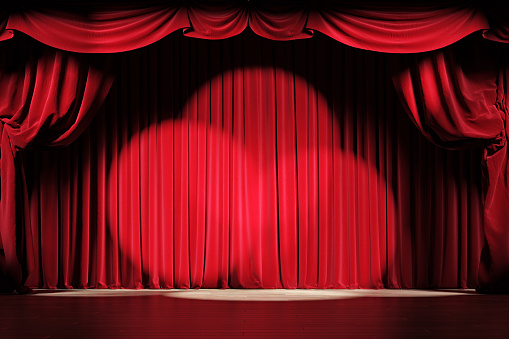 Escenario de teatro con cortinas de terciopelo rojo y focos. photo