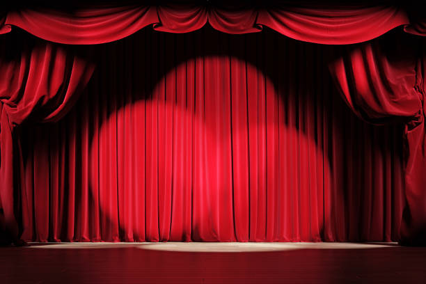 赤いベルベットのカーテンとスポットライトを備えた劇場ステージ。 - カーテン ストックフォトと画像