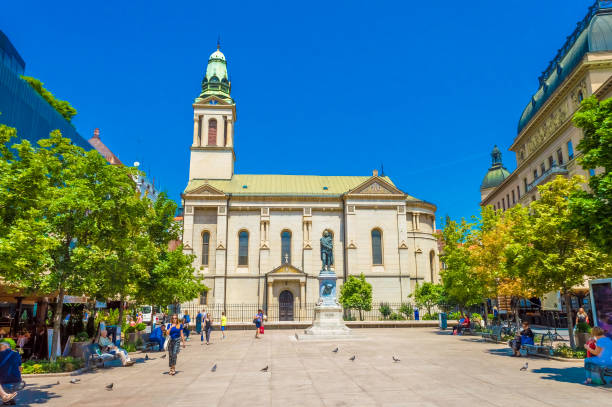 ザグレブのcvjetni広場 - architecture blue building exterior cathedral ストックフォ��トと画像