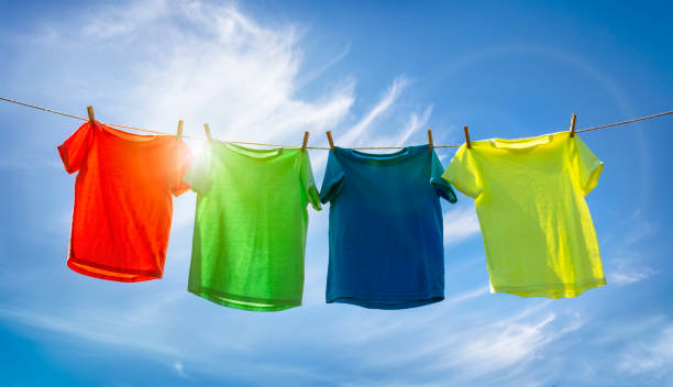 одежда и футболка прачечная - hang to dry стоковые фото и изображения