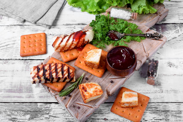 сыр-гриль адыгей, крекеры, красное варенье, специи и кресс-салат на деревянной доске - circassian стоковые фото и изображения