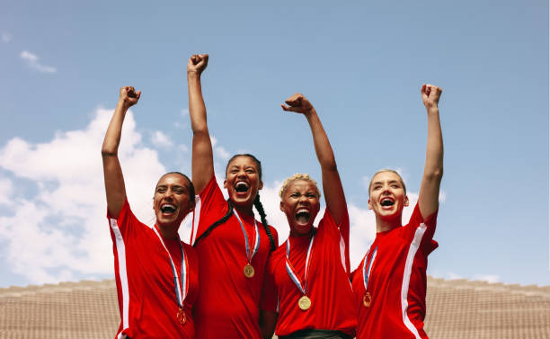 calciatori professionisti che festeggiano una vittoria - medal soccer success winning foto e immagini stock