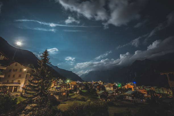 вид на деревню в швейцарии, ночной пейзаж в горах - engadine switzerland village church стоковые фото и изображения
