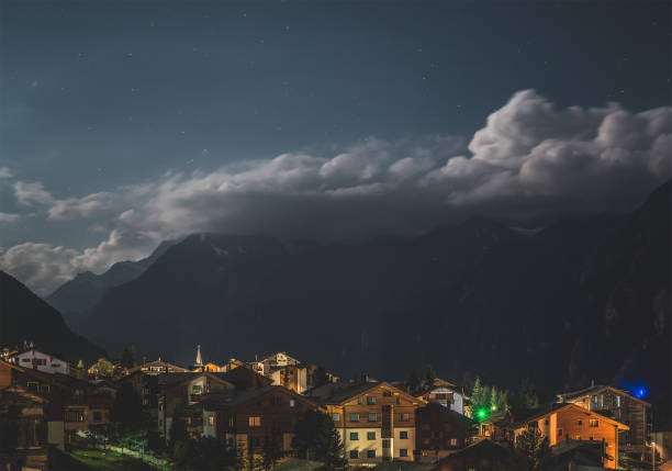 вид на деревню в швейцарии, ночной пейзаж в горах - engadine switzerland village church стоковые фото и изображения