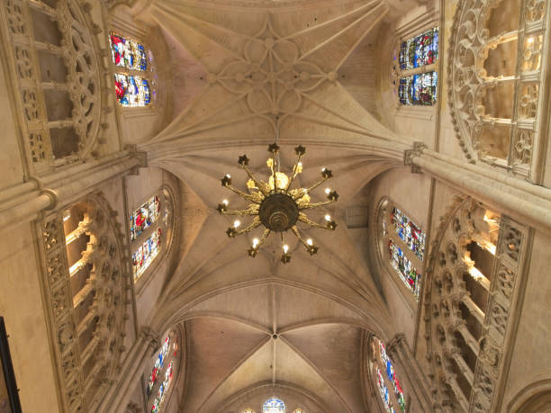 arcos, lâmpadas e vitrais da catedral - cathedral gothic style indoors church - fotografias e filmes do acervo