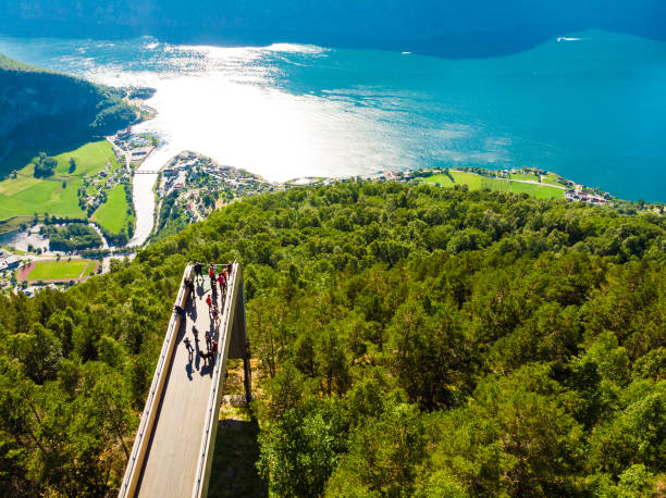 pessoas turísticas desfrutando vista de fiorde no ponto de vista de stegastein noruega - flam aurlandsfjord sognefjord fjord - fotografias e filmes do acervo