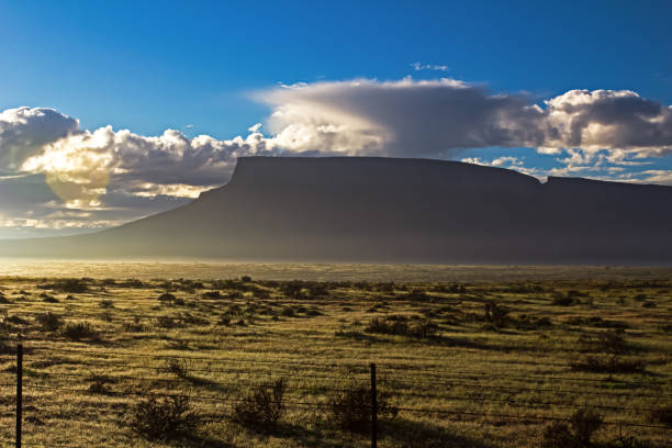 windhoek berg silhueta no sol da manhã - gifberg - fotografias e filmes do acervo