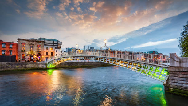 dublin ha’penny bridge summer twilight panorama irlande - dublin ireland bridge hapenny penny photos et images de collection