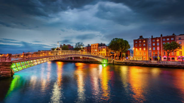 ha'penny bridge dublino drammatico temporale panorama irlanda - dublin ireland bridge hapenny penny foto e immagini stock