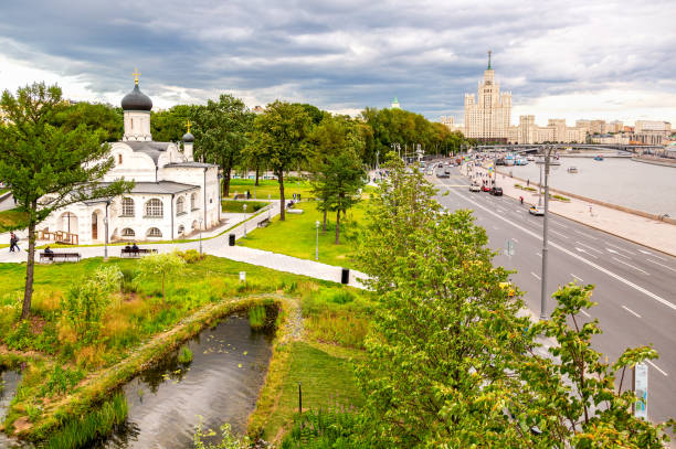 iglesia de la concepción de la justicia de anna en el terraplén de kotelnicheskaya - kotelnicheskaya fotografías e imágenes de stock