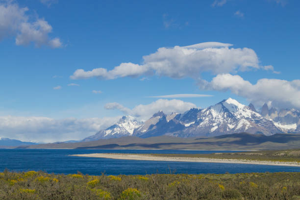 サルミエント湖の景色,トーレス・デル・パイネ,チリ - mt sarmiento ストックフォトと画像