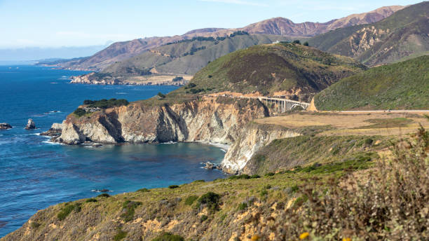 вид на побережье калифорнии линии из сша один скалистые скалы голубые воды величественное небо и песчаные пляжи - half moon bay стоковые фото и изображения