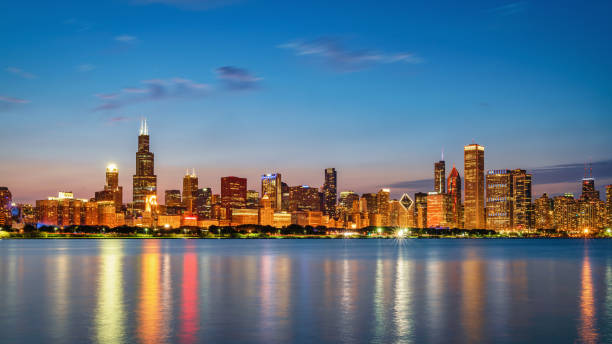 chicago city panorama lake michigan reflections au crépuscule - 3287 photos et images de collection