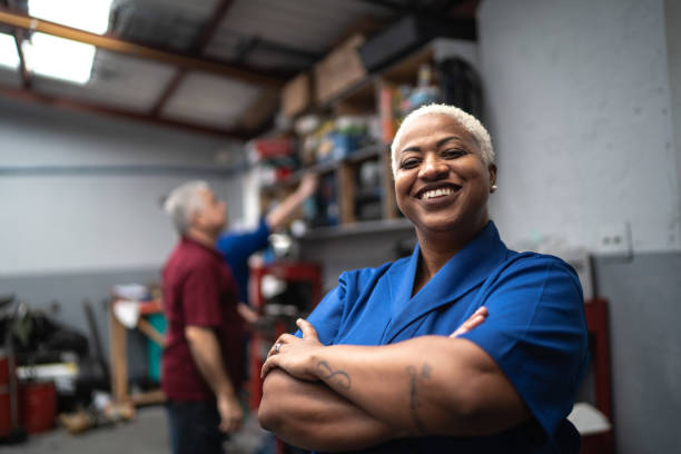 retrato de mulher sorridente com os braços cruzados em reparo de automóveis - heavy plant - fotografias e filmes do acervo