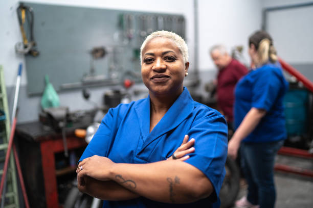 verticale de femme de sourire avec des bras croisés dans la réparation automatique - heavy work photos et images de collection