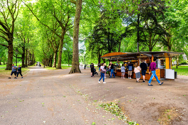 parque verde en la capital del reino unido en verano con árboles y personas comprando comida en la cafetería - 13584 fotografías e imágenes de stock