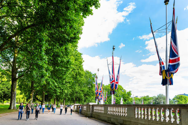 buckingham palace st james parc clôture architecture et drapeaux pendant la journée d’été avec des arbres verts - 13585 photos et images de collection