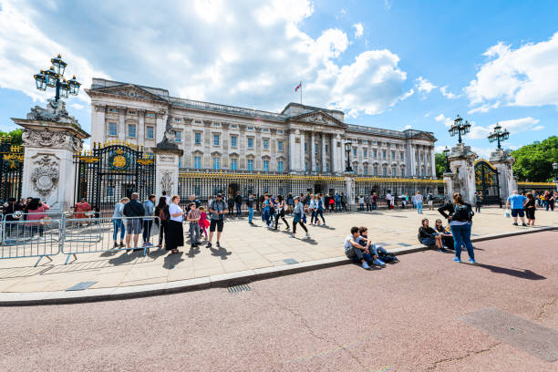 entrée de clôture de porte d’or à buckingham palace avec beaucoup de touristes de personnes au royaume-uni - palace buckingham palace london england famous place photos et images de collection