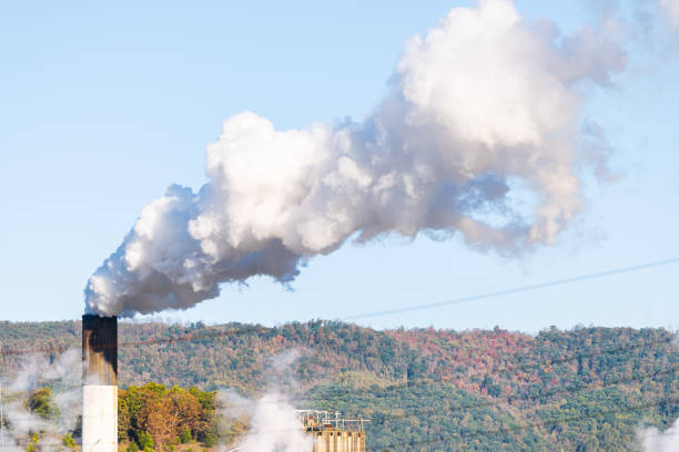 covington, cidade da virgínia em alleghany county pequena cidade e poluição da chaminé de fábrica de papel close-up contra o céu - smog city pollution town - fotografias e filmes do acervo