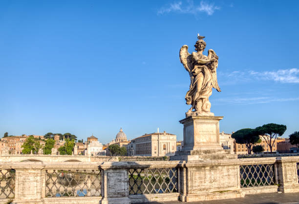 angel con la corona de espinas en el puente de sant'angelo - roma, - roman statue angel rome fotografías e imágenes de stock