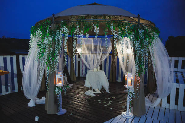 arborer avec une table de mariage sur la jetée décorée avec des éléments décoratifs - store flower bouquet florist photos et images de collection