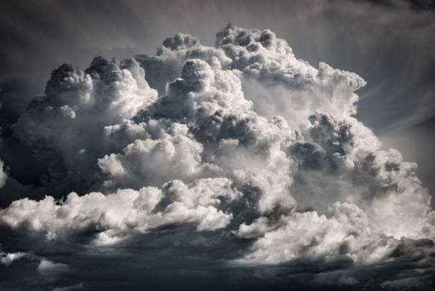 폭풍을 가져오는 거대한 구름 - storm cloud dramatic sky cloud cumulonimbus 뉴스 사진 이미지