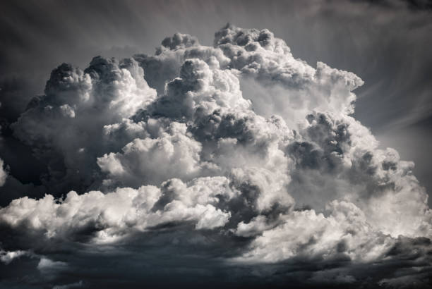 huge cloud bringing storm - cumulonimbus imagens e fotografias de stock