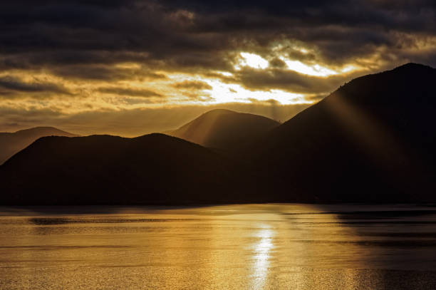 sonnenaufgang über den marlborough sounds von maud island, neuseeland aus gesehen. - marlborough region sunrise new zealand sea stock-fotos und bilder