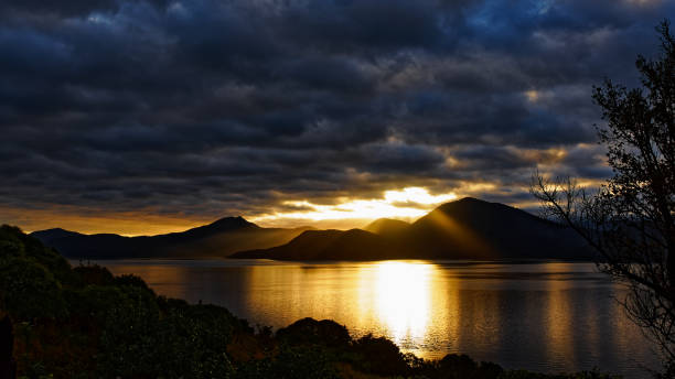 sonnenaufgang über den marlborough sounds von maud island, neuseeland aus gesehen. - marlborough region sunrise new zealand sea stock-fotos und bilder