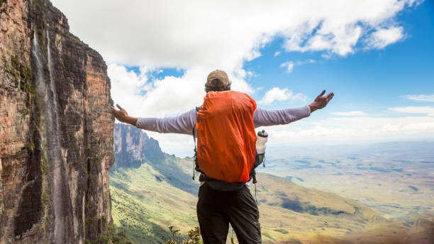 człowiek z otwartymi ramionami. góra roraima, brazylia. - mountain cliff mountain peak plateau zdjęcia i obrazy z banku zdjęć