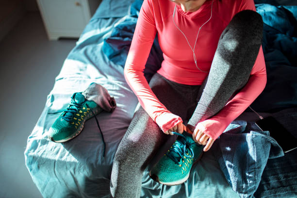 femme se préparant pour une séance d’entraînement - vêtement de sport photos et images de collection