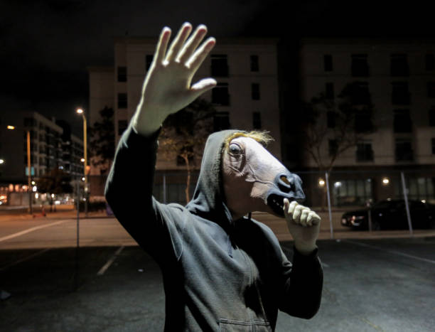 uomo con maschera da cavallo rappare di notte - horse men animal head bizarre foto e immagini stock