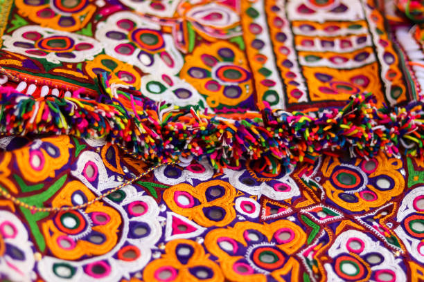 刺繍民族の花ネックライン花のデザインは、近いビュー、伝統的なハンガリーのマトヨ刺繍モチーフ.手作りインドの刺繍 - sewing close up pattern wool ストックフォトと画像
