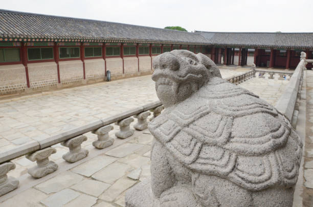 une tortue de pierre dans le palais de gyeongbokgung - gyeongbokgung palace stone palace monument photos et images de collection