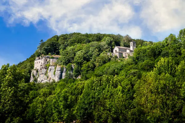 La Verna, located on the Apennine ridge between Casentino and Valtiberina, is first of all a reference of faith and devotion to San Francesco. In fact, this Sacro Monte is, after Assisi, the most famous Franciscan place and its fame is worldwide. This is because the Poverello of Assisi, who went there for periods of prayer and penance, received the Stigmata on 17 September 1224 at Verna.