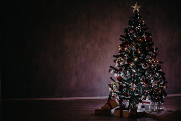 weihnachtsbaum mit lichtern girlandenhäuser für das neue jahr - christmas tree bead humor stock-fotos und bilder